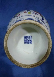 斗彩龙凤青花人物山水纹转心赏瓶 第 2 张图片