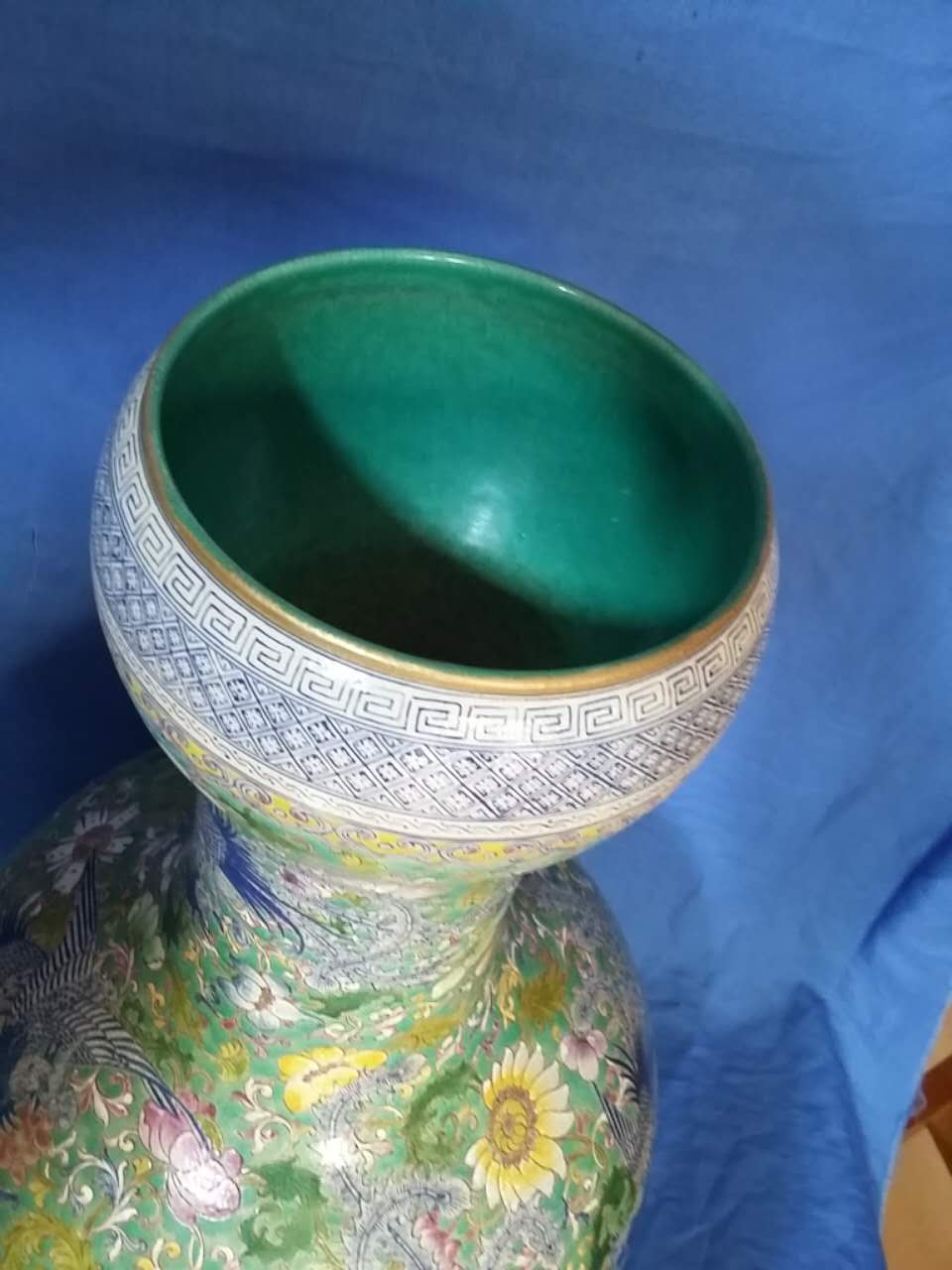 绿地粉彩凤凰花卉纹蒜头瓶 第 3 张图片