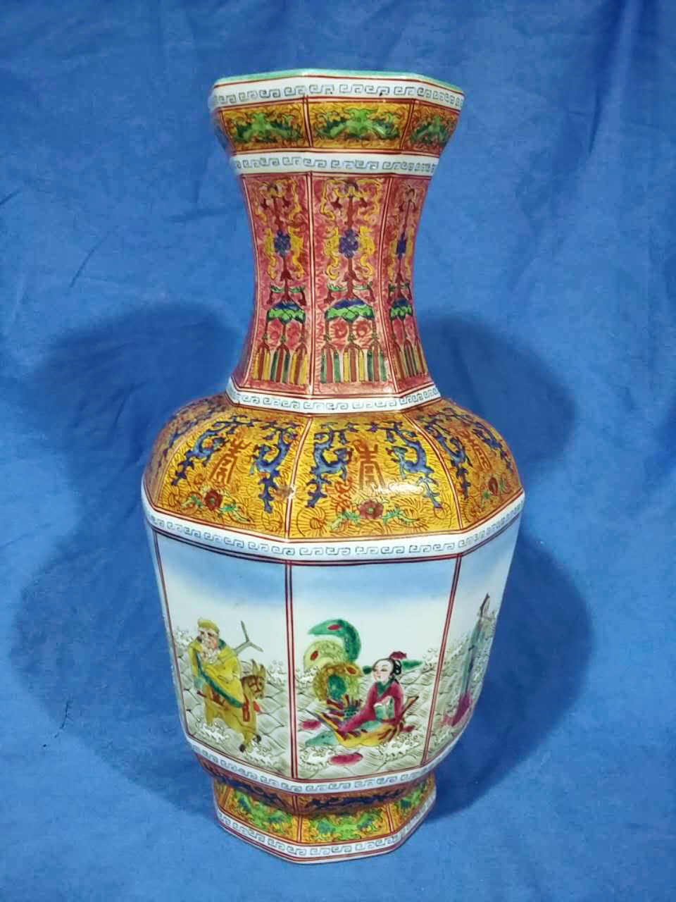 粉彩开光八仙图盘口瓶