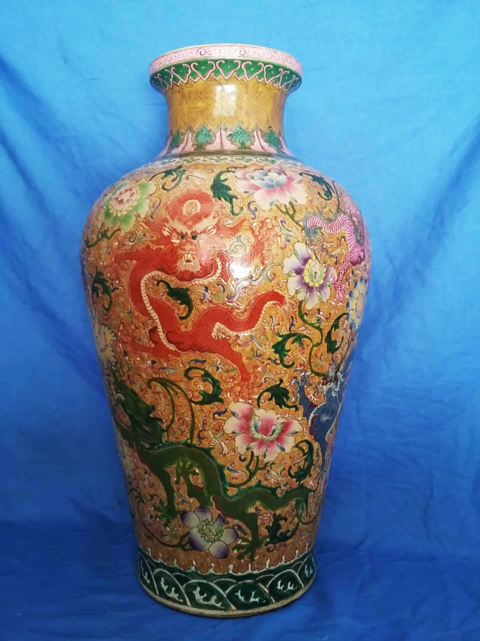 黄地粉彩龙穿花纹大瓶