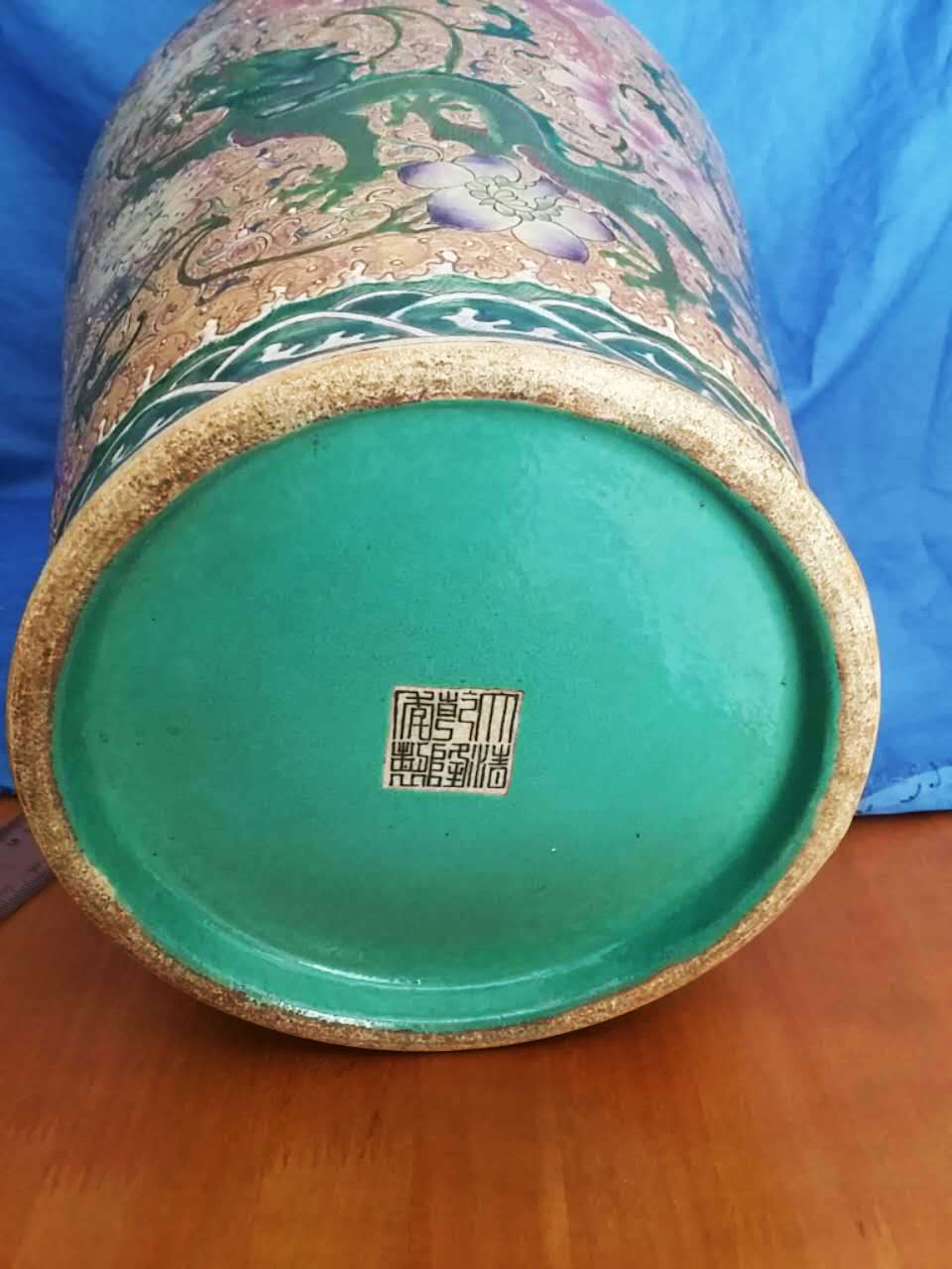 黄地粉彩龙穿花纹大瓶 第 2 张图片