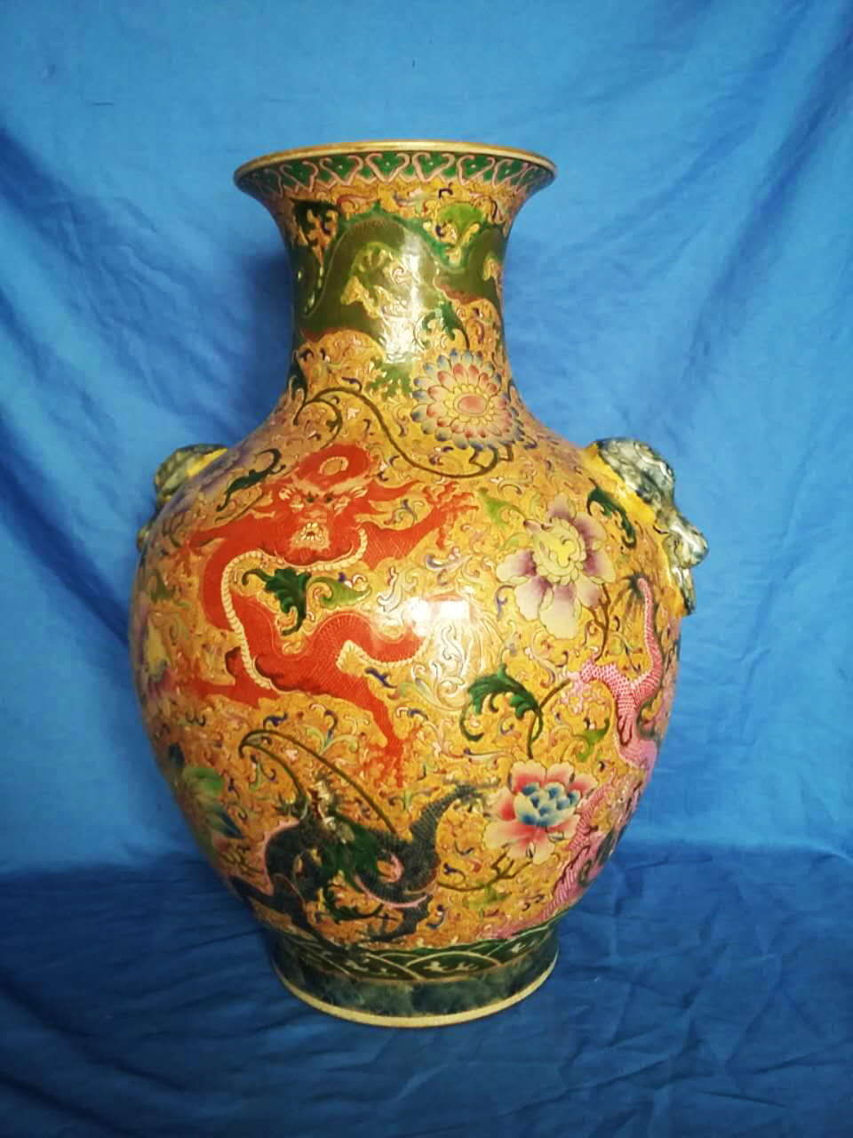 黄地粉彩龙穿花纹贴塑兽双耳大瓶