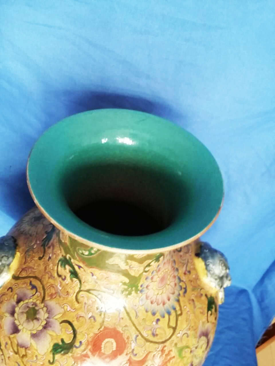 黄地粉彩龙穿花纹贴塑兽双耳大瓶 第 3 张图片